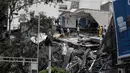 Tim penyelamat bekerja mencari korban di antara reruntuhan bangunan yang ambruk akibat gempa 7,1 SR di Mexico City, Meksiko, Selasa (19/9). Beberapa fasilitas publik seperti bandara, mengalami kerusakan yang signifikan. (AP Photo/Rebecca Blackwell)