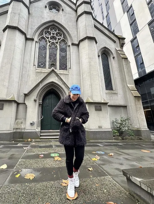 Putri Anne juga tampil menutupi rambutnya dengan topi cap biru yang dipadukan jaket berbulu hitam serasi dengan warna celananya.  Credit: (@anneofficial1990)