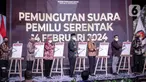 Ketua Komisi Pemilihan Umum Republik Indonesia (KPU RI) Ilham Saputra bersama jajaran komisioner mencoblos surat suara sebagai telah diluncurkan Hari Pemungutan Suara Pemilu Serentak Tahun 2024 di Gedung KPU, Jakarta, Senin (14/2/2022). (Liputan6.com/Faizal Fanani)