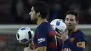 Luis Suarez dan Lionel Messi membawa bola setelah mengalahkan Valencia pada leg pertama semifinal  Copa del Rey (King's Cup) di Stadion Camp Nou, Barcelona, Kamis (4/2/2016) dini hari WIB. (AFP/Lluis Gene)