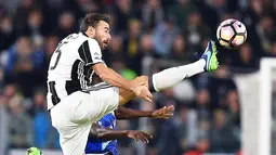 Aksi pemain Juventus, Andrea Barzagli menghalau bola dari kejaran pemain Udinese pada lanjutan Serie A Italia di Stadion Juventus, Turin, Minggu (16/10/2016) dini hari WIB. (EPA/Alessandro Di Marco)