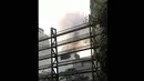 Pagi ini, api yang sempat padam di Wisma Kosgoro bahkan muncul kembali di lantai 19, Jakarta, Selasa (10/3/2015) masih saja mengalami kebakaran. (twitter.com/novianfradana)