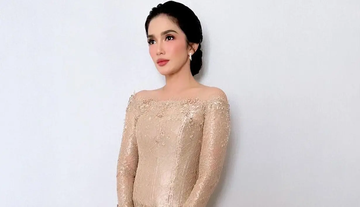 Penampilan Ussy Sulistiawaty saat jadi bridesmaid di pernikahan temannya sukses curi atensi. [@dhirmanputra/@@ussypratama]