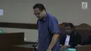 Terdakwa kasus suap yang juga Panitera Pengadilan Negeri Medan, Helpandi saat menjalani sidang pembacaan putusan di Pengadilan Tipikor, Jakarta, Kamis (4/4). Helpandi terbukti menerima uang SGD 280 ribu dari pengusaha Tamin Sukardi. (Liputan6.com/Helmi Fithriansyah)