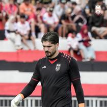 Kiper Malut United, Alan Bernardon di laga kontra Persib Bandung. (X/Malut United)