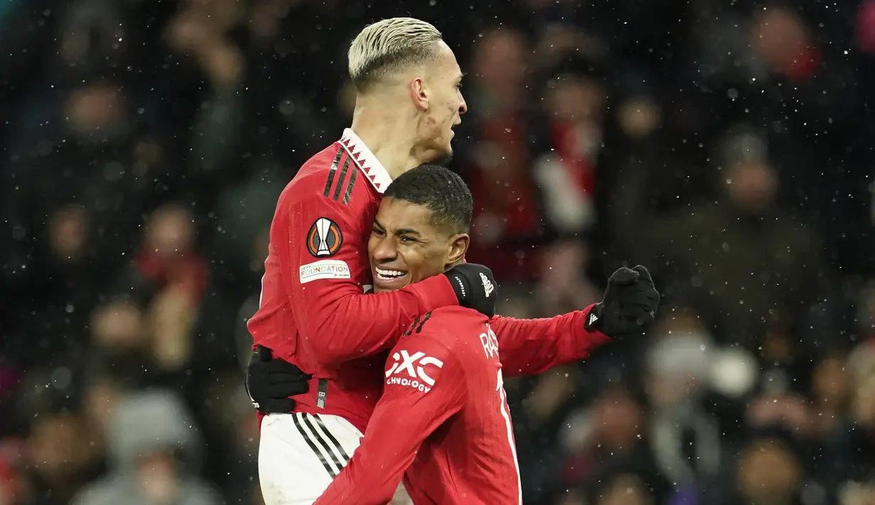 Penyerang Manchester United atau MU, Antony berselebrasi dengan Marcus Rashford setelah mencetak gol kedua timnya ke gawang Real Betis pada leg pertama 16 besar Liga Eropa 2022/2023 di Old Trafford, Jumat dini hari WIB (10/3/2023). MU sukses kalahkan Real Betis dengan skor telak 4-1. (AP Photo/Dave Thompson)