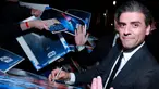 Aktor Oscar Isaac memberikan tanda kepada penggemar saat menghadiri pemutaran perdana "Star Wars: The Rise Of Skywalker" di Hollywood, Senin (16/12/2019). The Rise Of Skywalker sendiri mengisahkan pertarungan antara terang dan gelap, Rey dan Kylo Ren. (Rich Fury/Getty Images/AFP)