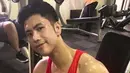 Aktor kelahiran 27 September 1988 ini sukses turunkan berat badan hingga 60 kg. Konsistensi untuk terus olahraga dan menjaga pola makan menjadi tips dari Ricky Cuaca. Kini ia memilih tubuh yang bagus dan sehat. (Liputan6.com/IG/rickycuaca)