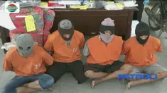 Empat pelaku perampokan dan pembunuhan dengan korban seorang guru SMP di Serdang Bedagai, Sumatera Utara, ditangkap aparat kepolisian. Dari tangan para pelaku, polisi menyita sejumlah barang bukti.