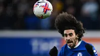 Bek Chelsea, Marc Cucurella menyundiul bola saat menghadapi Aston Villa pada laga Liga Inggris 2022/2023 di Stamford Bridge, London (1/4/2023). Marc Cucurella didatangkan Chelsea dari sesama klub Liga Inggris, Brighton and Hove Albion pada awal musim 2022/2023 dengan nilai transfer 65,3 juta euro atau setara Rp1,04 triliun dengan durasi kontrak selama 6 tahun. Dari 24 penampilan di Liga Inggris, kontribusinya sebagai bek sayap amat minim dengan hanya menyumbang 2 assist. (AFP/Justin Tallis)