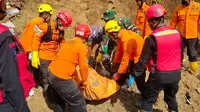 Tim SAR Gabungan mengevakuasi korban longsor di Desa Plipiran, Bruno, Purworejo. (Foto: Liputan6.com/Basarnas Cilacap)