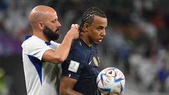 Jules Kounde Pakai Kalung Emas saat Prancis vs Polandia di Piala Dunia Qatar 2022, Terancam Sanksi FIFA
