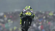 Aksi pembalap Monster Energy Yamaha, Valentino Rossi, di Sirkuit Le Mans, Prancis, Sabtu (18/5/2019). (AFP/JEAN-FRANCOIS MONIER)