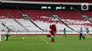 Menteri Pemuda dan Olahraga Zainudin Amali (kiri) menjaga gawang dari tendangan bola Ketua PSSI Mochamad Iriawan (kedua kanan) saat Hitung Mundur 100 Hari Menuju Piala Dunia U-20 di Stadion Utama Gelora Bung Karno, Jakarta, Kamis (9/2/2022). Piala Dunia U-20 2023 akan digelar di Indonesia mulai 20 Mei hingga 11 Juni mendatang di Stadion Utama Gelora Bung Karno. (Liputan6.com/Johan Tallo)