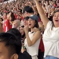 Azizah Salsha Serba Putih  saat Menyaksikan Timnas Indonesia vs Arab. [@andre_rosiade]