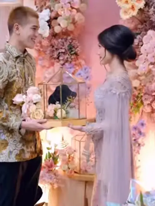 Sebagai tanda lamaran, aktor 28 tahun ini tampak memberikan seserahan berupa perhiasan. Ucapan selamat pun datang dari para sahabat dalam akun Instagram keduanya. (Liputan6.com/IG/@alleyaweddingcenter)