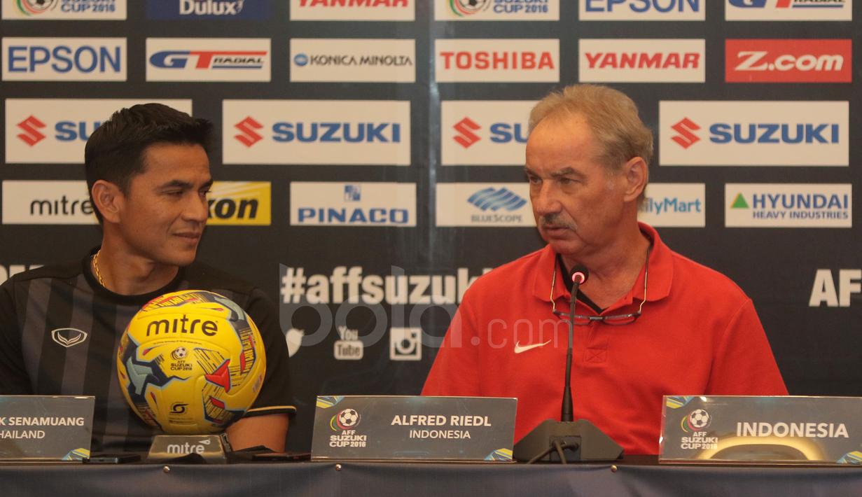 Tatapan Pelatih Thailand, Kiatisuk Senamuang, ke arah pelatih Timnas Indonesia, Alfred Riedl, saat konferensi pers di Hotel Aston, Sentul. (13/12/2016). (Bola.com/Nicklas Hanoatubun)