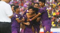 Pemain Persik Kediri merayakan gol saat mengalahkan PSBS 4-0 di Stadion Brawijaya Kota Kediri, Sabtu (22.6.2019). (Bola.com/Gatot Susetyo)