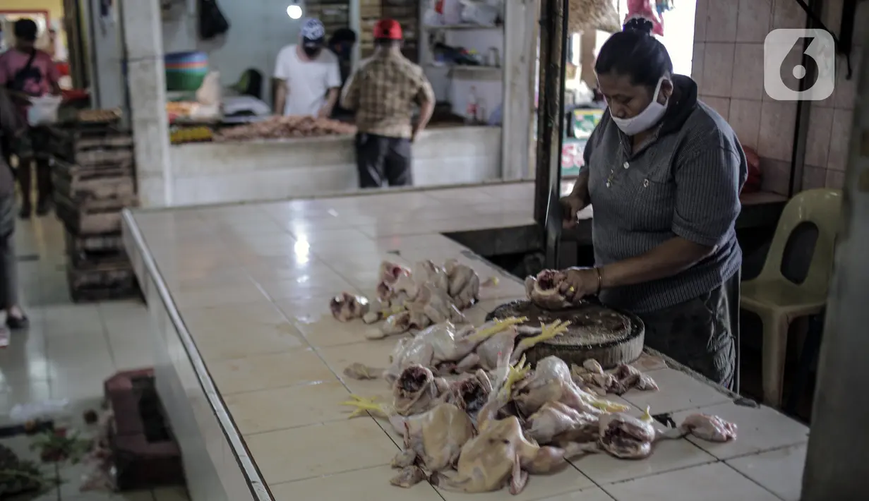 Pedagang daging ayam mengenakan masker saat berjualan di Pasar Kebayoran Lama, Jakarta Selatan, Senin (22/6/2020). Pasar Kebayoran Lama menerapkan protokol kesehatan bagi pengunjung dan pedagang untuk mengantisipasi penularan COVID-19. (Liputan6.com/Faizal Fanani)
