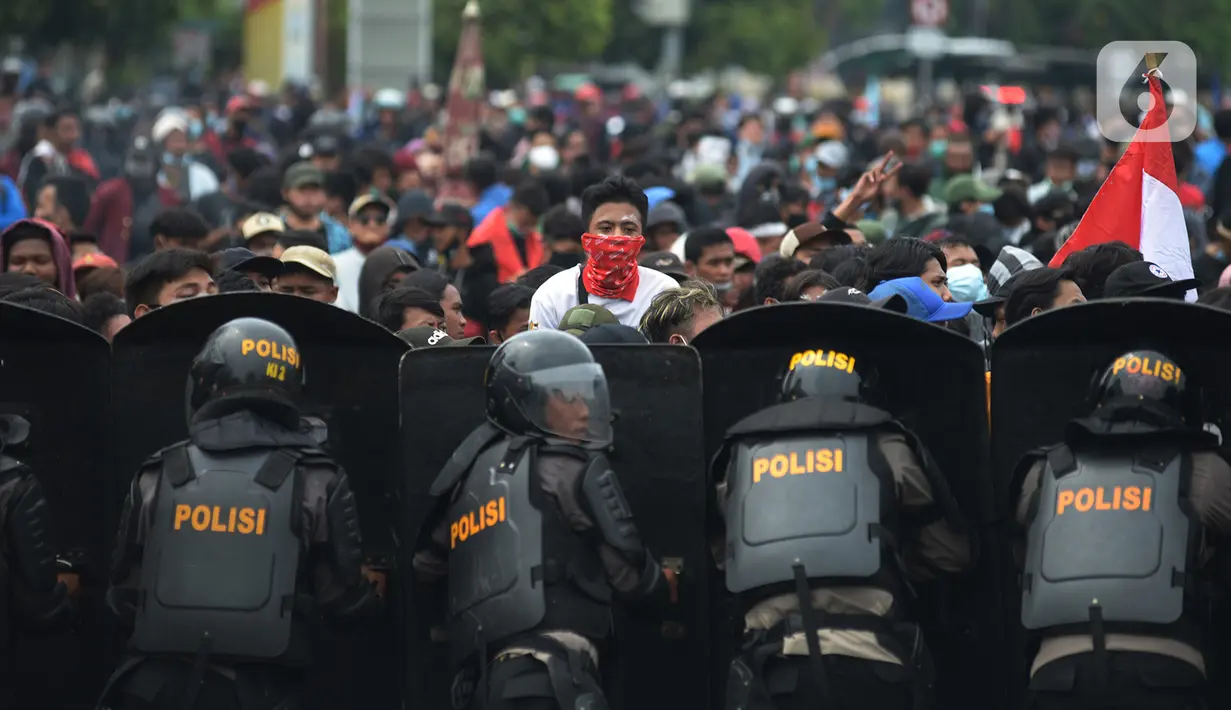 Massa terlibat bentrok dengan aparat kepolisian di kawasan Harmoni, Jakarta, Kamis (8/10/2020). Bentrokan pecah saat massa yang hendak menuju Istana Negara untuk menggelar unjuk rasa menolak UU Cipta Kerja diadang oleh aparat kepolisian. (merdeka.com/Imam Buhori)
