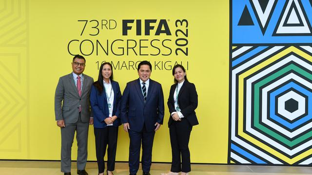 Ketua PSSI, Erick Thohir bersama Wakil Ketua PSSI, Ratu Tisha Destria, dan anggota Exco PSSI, Vivin Cahyani di Kongres FIFA.