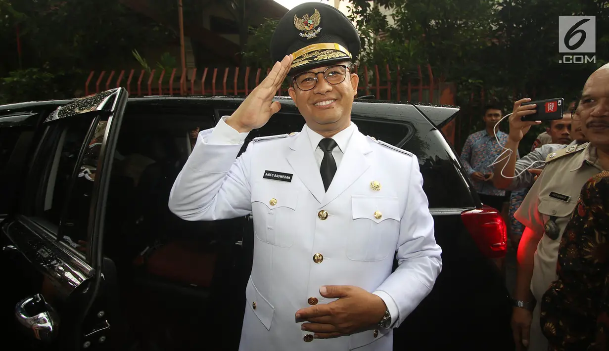 Gubernur DKI terpilih, Anies Baswedan memberikan gerakan hormat sebelum menuju Masjid Sunda Kelapa dari rumahnya di Lebak Bulus, Jakarta, Senin (16/10). Anies ke Sunda Kelapa untuk menemui wakilnya, Sandiaga Uno. (Liputan6.com/Immanuel Antonius)
