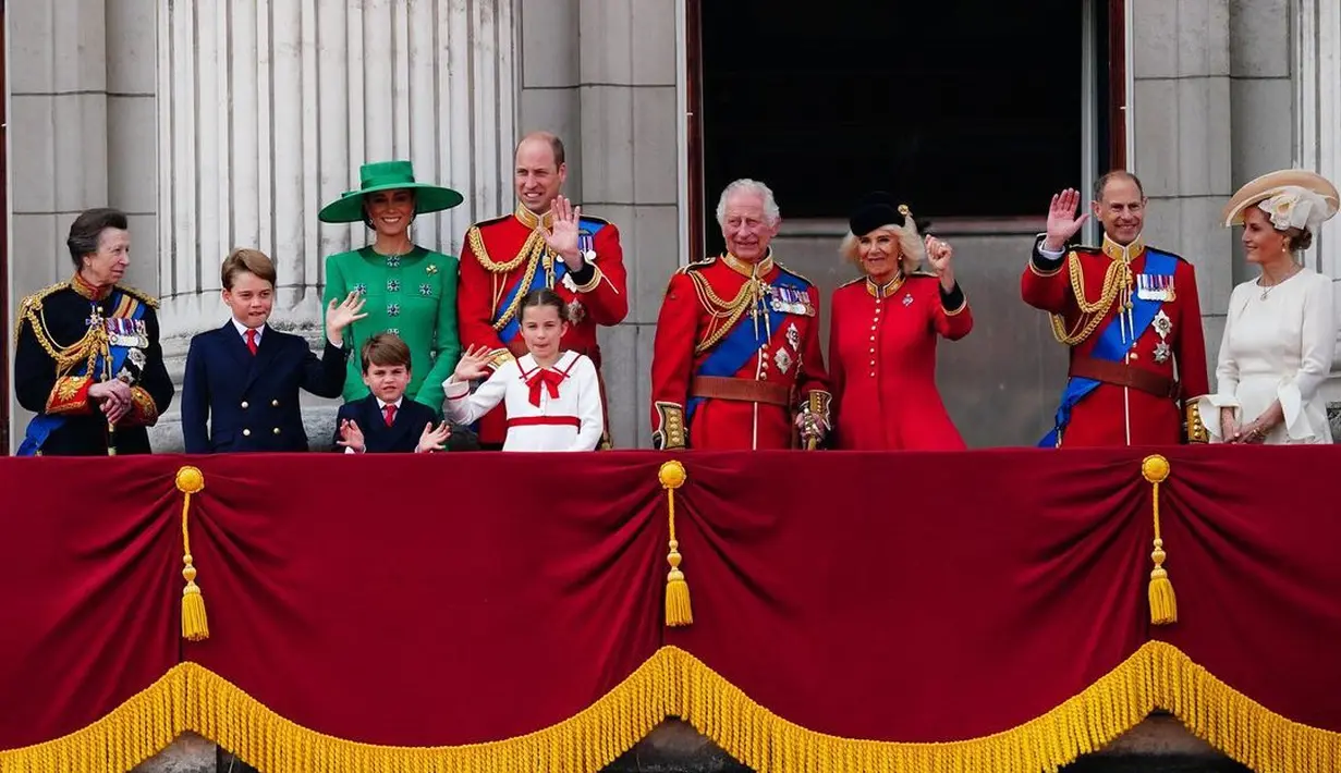 Gaun rancangan Andrew Gn tersebut dipadukan dengan topi besar serasi yang dibuat oleh Philip Treacy.