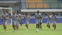 Persib Bandung berlatih mempersiapkan diri jelang laga penting melawan Persija Jakarta di BRI Liga 1 2024/2025. (Bola.com/Erwin Snaz)