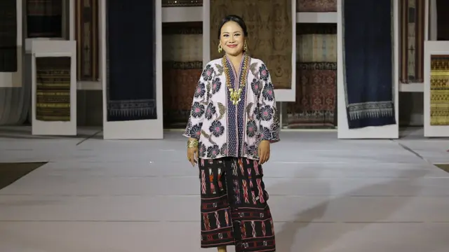 Oscar Lawalata Culture Tampilkan Kebaya dan Kain Daerah Indonesia. [Fimela/Adrian Putra]