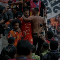 Gustavo Almeida merayakan gol Persija bersama The Jakmania di laga kontra Semen Padang. (Abdul Aziz/Bola.com)