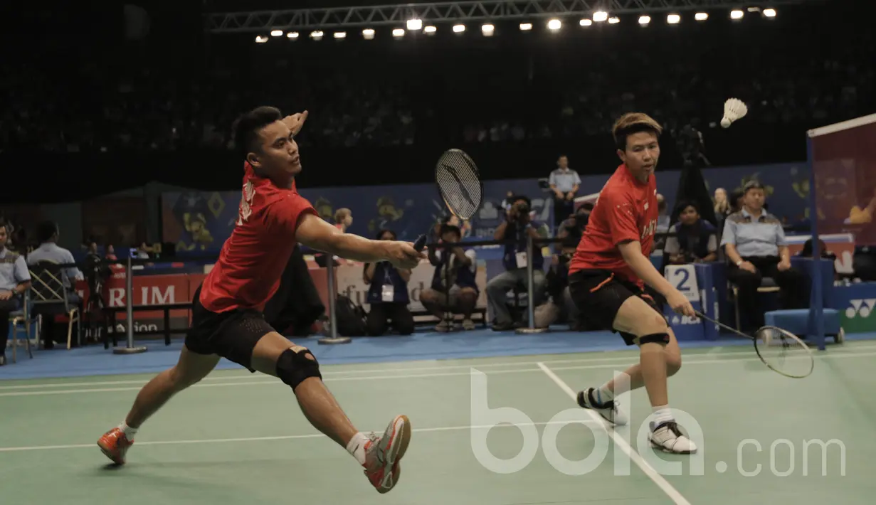 Pasangan Tontowi Ahmad/Liliyana Natsir, mengahadapi pasangan Korea, Kim Dukyoung/Kim Ha Na di Indonesia Open 2017 di JCC, Selasa (13/6/2017). Ganda Campuran Indonesia itu menang dengan skor 19-21, 21-19, dan 21-18. (Bola.com/M Iqbal Ichsan)