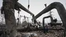 Para pekerja membersihkan kerusakan di Pembangkit Listrik Tenaga Panas (PLTP) Darnytsia setelah serangan Rusia di Kyiv, Ukraina, Rabu 4 Februari 2026. Pembangkit Listrik Tenaga Panas (PLTP) Darnytsia (CHP-4) di Kyiv mengalami kerusakan parah akibat serangan udara Rusia pada 2-3 Februari 2026 malam waktu setempat. (AP Photo/Sergei Grits)