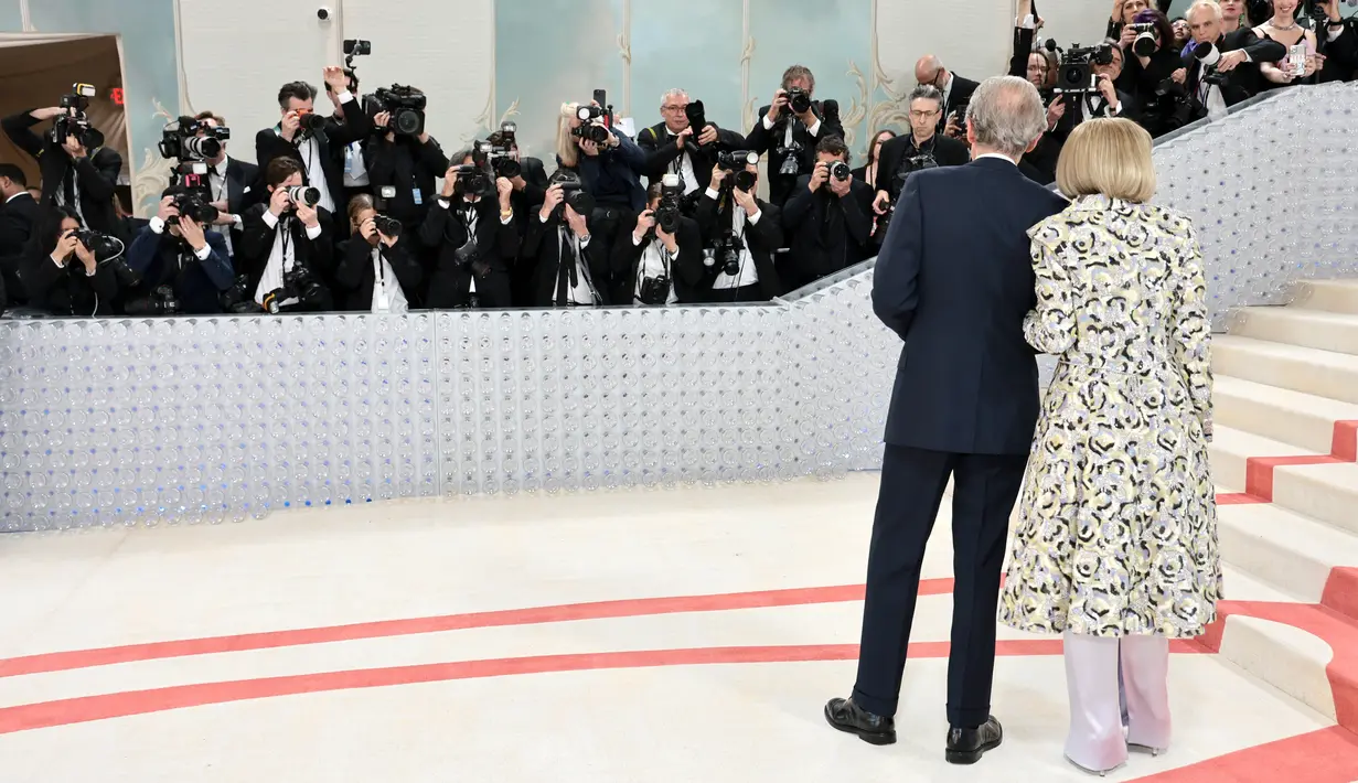 Dikutip dari New York Post, Anna Wintour yang berusia 73 tahun ini tiba di gala fesyen dengan bergandengan tangan dengan Bill Nighy, juga berumur 73, setelah berbulan-bulan dirumorkan berkencan. (Photo by Jamie McCarthy / GETTY IMAGES NORTH AMERICA / Getty Images via AFP)