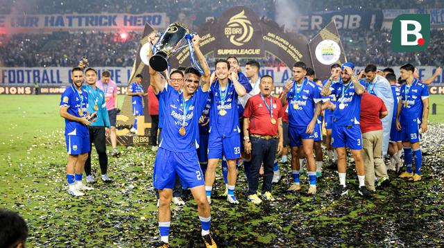 Eliano Reijnders mengangkat trofi BRI Super League 2025/2026. Persib Bandung meraih juara dan hattrick, jadi tim pertama yang melakukannya di Liga Indonesia. (Bola.com/Bagaskara Lazuardi)