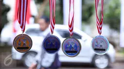 Medali duplikat PON XIX Jabar dipajang di salah satu stand UMKM di GOR Universitas Pendidikan Indonesia, Senin (19/9). Beberapa pedagang memanfaatkan moment PON XIX Jabar untuk menjual beragam pernak pernik. (Liputan6.com/Helmi Fithriansyah)