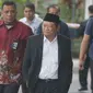 Bupati Sidoarjo Saiful Ilah (berpeci) berjalan saat tiba di gedung KPK, Jakarta, Rabu (8/1/2020). Bupati Sidoarjo Saiful Ilah beserta beberapa orang lainnya terjaring operasi tangkap tangan (OTT) KPK yang diduga terkait pengadaan barang dan jasa. (merdeka.com/Dwi Narwoko)