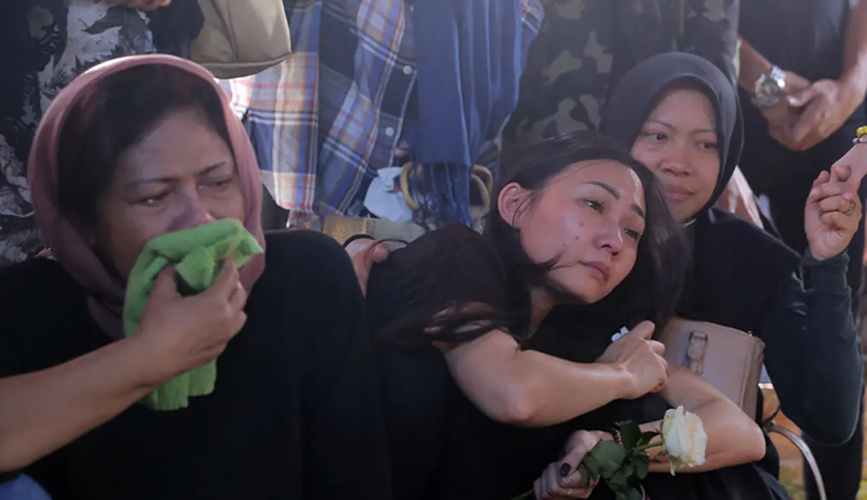 "Dia orangnya baik banget, nggak pernah jahat sama orang. Walau dia bete ama orang dia tahan. Dia orangnya ceplas ceplos. Nggak mau repotin orang," lanjut Nicky mengenang kekasihnya. (Deki Prayoga/Bintang.com)