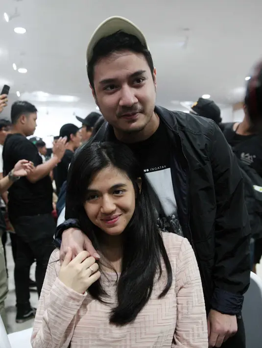 Saat menemani suaminya dalam sebuah acara di kawasan Tebet, Jakarta Selatan, Rabu (18/10) ia mengakui tengah berbadan dua. Usia kandungannya telah memasuki trimester kedua.  (Nurwahyunan/Bintang.com)