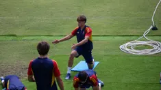 Penyerang Timnas Spanyol U-17 dan Barcelona Marc Guiu saat melakukan pemanasan sebelum sesi latihan menjelang Piala Dunia U-17 2023 di Lapangan Gelora Samudera, Kuta, Bali pada Jumat pagi (3/11/2023). (Bola.com/Alit Binawan)