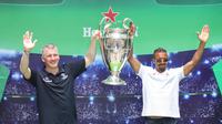 Bastian Schweinsteiger (kiri) dan Luis Nani mengangkat trofi Liga Champions dalam kunjungannya ke Jakarta yang bertempat di&nbsp;ASHTA Office Park,&nbsp;Senayan pada Senin (14/4/2025). (Bola.com/Abdul Aziz)