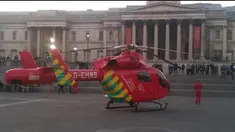 Sebuah helikopter ambulans  terbang dengan ketinggian rendah  dan mendarat di  Trafalgar square. Helikopter ambulans tersebut rupanya tengah menyelamatkan seorang wanita yang jatuh dari patung singa di kaki Column Nelson.