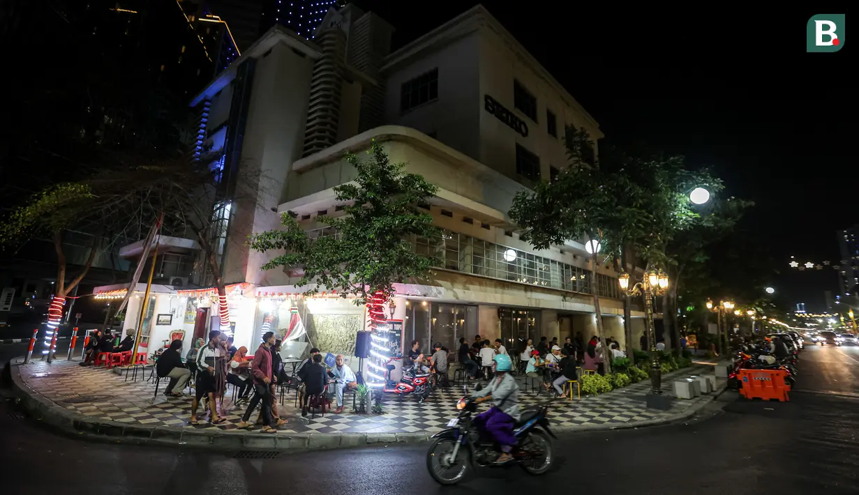 <p>Keramaian di salah satu tempat makan yang terletak di Jalan Tunjungan, Genteng, Surabaya, Selasa (14/11/2023). (Bola.com/Bagaskara Lazuardi)</p>