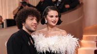 Pesona Selena Gomez di Karpet Merah Golden Globes 2026, Tampil Bergaya Hollywood Klasik