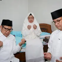 Pasangan Bacapres Anies Baswedan dan Bacawapres Muhaimin Iskandar (Cak Imin) bertemu Nyai Muhassonah Hasbullah, ibunda dari Cak Imin saat berkunjung di kompleks Pondok Pesantren (Ponpes) Mamba'ul Ma'arif Denanyar, Jombang, Jawa Timur, Jumat (29/9/2023). (Dok. Tim PKB)