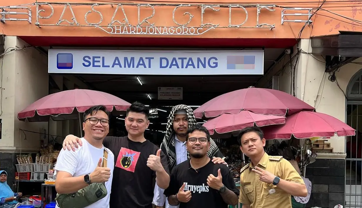 Chef Arnold, Bobon, Tretan dan Coki juga mengunjungi Pasar Gede Solo. Dalam sebuah tweet, chef Arnold mengatakan jika dirinya terakir kali ke Solo 3 tahun yang lalu. Tahun lalu sempat mampir, namun hanya 30 menit. Ayah dua anak itu pun senang bisa berlama-lama di kota kelahiran Presiden Jokowi tersebut. (Liputan6.com/IG/@arnoldpo)