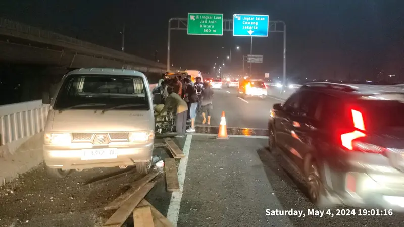 Kecelakaan mobil pick up mengangkut kambing di KM 11 Ruas Jalan Tol Layang Sheikh Mohamed Bin Zayed (MBZ)