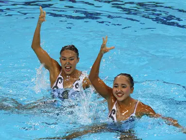 Perenang indah Indonesia, Adela Amanda Nirmala dan Claudia M. Suyanto, sedang beraksi di nomor Duet Technical Routine SEA Games 2015 di OCBC Aquatic Arena, Singapura. Selasa (2/6). (Bola.com/Arief Bagus) 