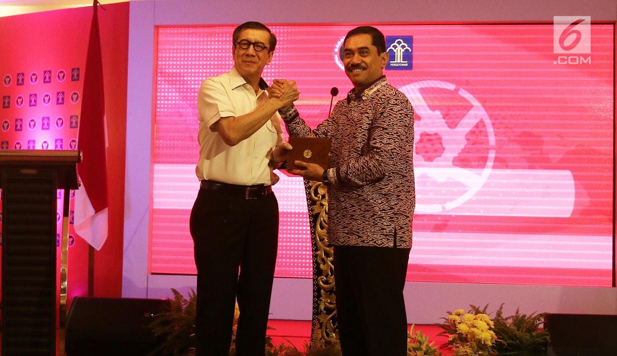 Menkumham Yasonna Laoly berjabat tangan dengan Kepala BNPT Suhardi Alius usai melakukan MoU di gedung Kemenkumham, Jakarta, Kamis (31/5). MoU ini untuk memperkuat kerjasama dalam hal penanggulangan tindak pidana teroris. (Liputan6.com/Herman Zakharia)