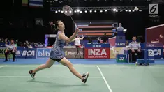 Tunggal putri Amerika Serikat, Beiwen Zhang saat berlaga melawan Sun Yu (China) dalam babak perempat final Indonesia Open 2017 di JCC Plenary Hal, Jakarta, Jumat (16/6). Beiwen Zhang (USA) menang 21-15, 21-19. (Liputan6.com/Faizal Fanani)