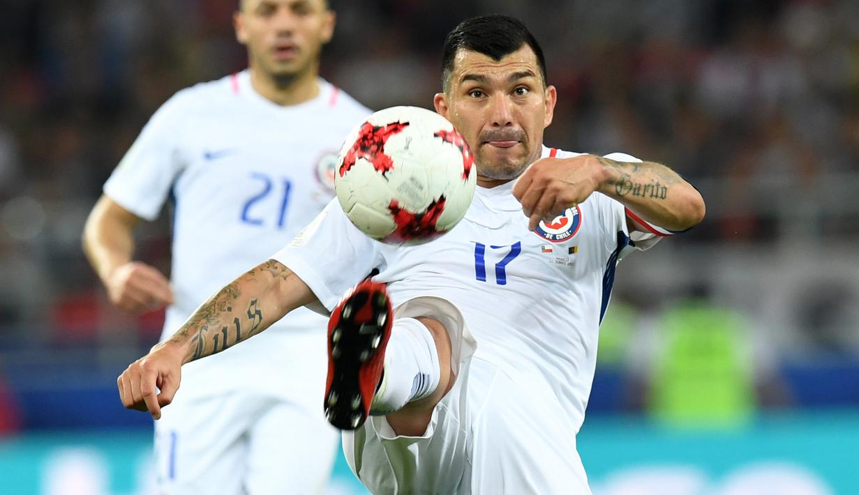 Jika Jurgen Klopp membutuhkan tambahan amunisi untuk pemain yang agresif maka, bek Chile, Gary Medel bisa menjadi piliha terbaik untuk The Reds. (AFP/Kirill Kudryavtsev)